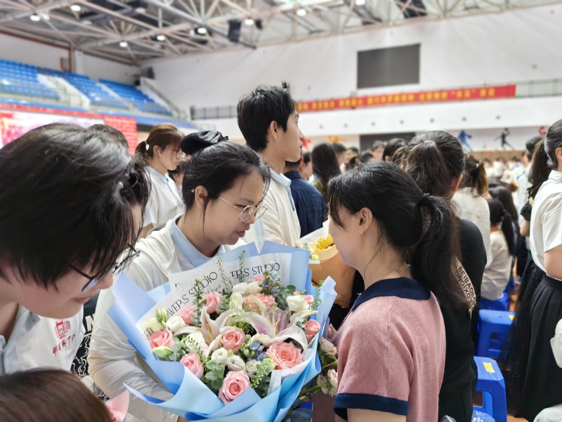 家长学生献花合影2.jpg